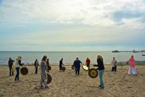 klangtage, kelenhusen, beach, gong, handgong, performance